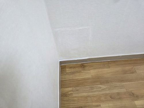 누수탐지 거실 천장 얼룩 부위를 측정 장비로 확인하는 현장 모습