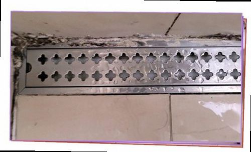강북구 누수탐지 화장실 배관 연결부와 바닥 주변의 누수 흔적을 확인하는 모습
