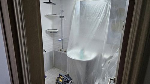 누수탐지 보수 후 정리된 욕실 바닥과 배수구 주변