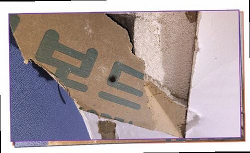 마포구 누수탐지 바닥과 벽면의 수분 상태를 점검하는 현장