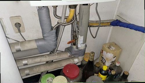 송파구 누수탐지 싱크대 하부 배관과 주변 벽면의 누수 흔적을 확인하는 모습
