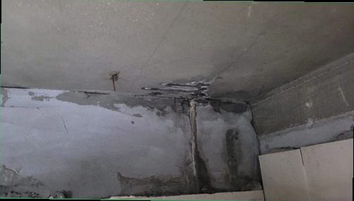 은평구 누수탐지 보수 후 수분 상태와 주변 마감재를 재확인하는 모습