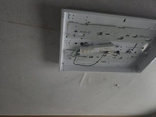 누수탐지 보수 후 얼룩 가장자리가 마르고 색이 옅어진 천장