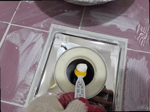 누수탐지 벽면 얼룩과 배관 주변 습기 흔적 확인 장면