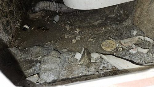 누수탐지 탐지 장비로 벽면 배관 경로를 확인하는 장면