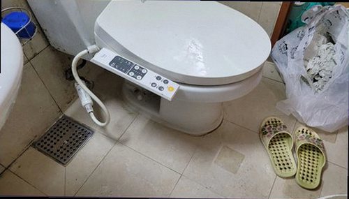 여주 누수탐지 벽면과 바닥의 습기 흔적을 확인하는 누수 점검 장면