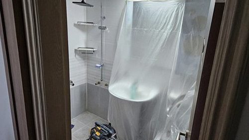 누수탐지 욕실 벽면 누수 점검을 위해 장비를 설치하는 모습