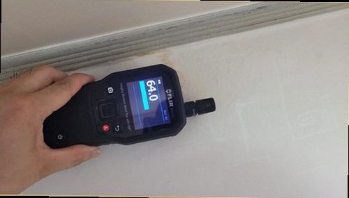 상록구 누수탐지 화장실 주변 물자국과 계량기 변화를 확인하는 모습