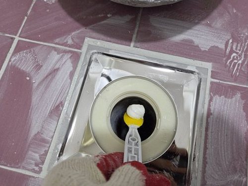 누수탐지 화장실 변기 뒤편 급수 연결부를 점검하는 모습