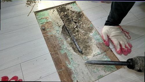 동탄구 누수탐지 천장에 번진 물자국과 배관 주변 습기를 확인하는 모습