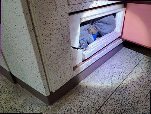 일산동구 누수탐지 배관 연결부를 확인하고 부분 보수를 진행하는 모습