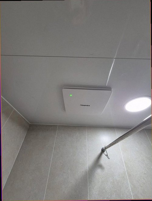 계양구 누수탐지 천장 물자국의 범위와 번짐 방향을 확인하는 모습