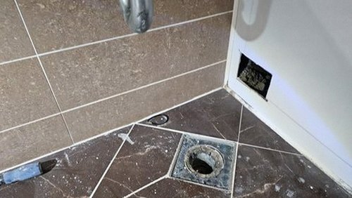 누수탐지 샤워기 헤드와 벽면 연결부를 살펴보는 점검 장면