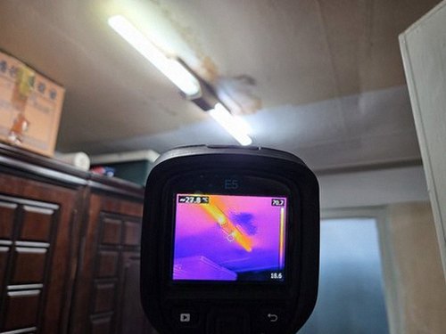 누수탐지 점검 기록지와 측정 수치를 나란히 정리한 보고서 자료