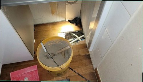 누수탐지 분배기 연결부 정비 후 난방 압력을 확인하는 모습
