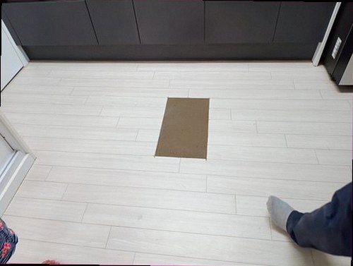 미추홀구 누수탐지 배관 점검 후 현관 벽면과 바닥 상태를 확인하는 모습