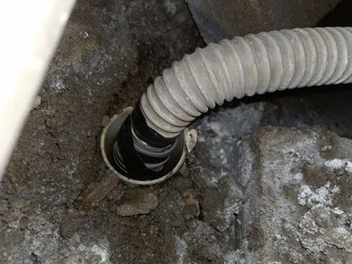 누수탐지 벽체 얼룩 패턴을 관찰하는 점검 장면