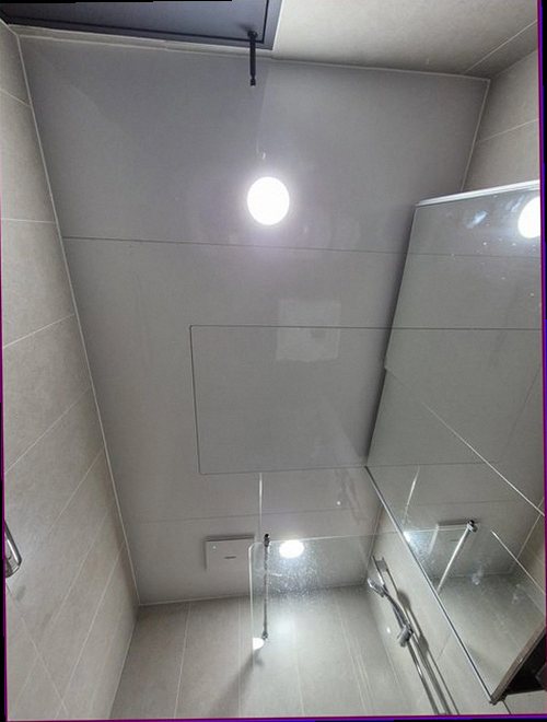 누수탐지 누수 점검 후 싱크대 주변 건조 상태를 확인하는 모습