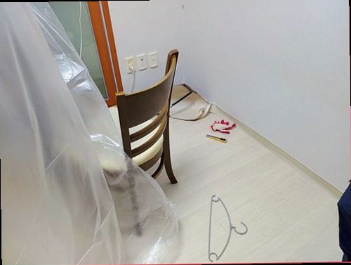 시흥 누수탐지 싱크대 하부 배관과 연결 부위를 확인하는 모습