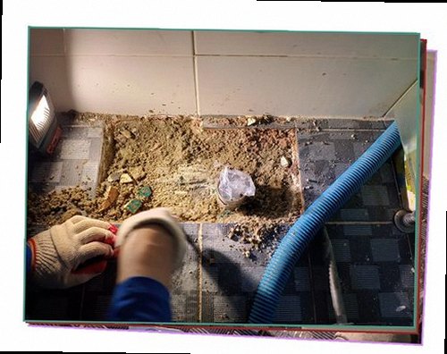강남구 누수탐지 싱크대 하부와 천장 누수 흔적을 확인하는 모습