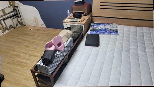 동작구 누수탐지 실내 누수 흔적과 바닥 습기 변화를 확인하는 모습