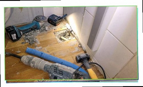 동작구 누수탐지 변기 주변 바닥의 물기와 타일 틈 변색을 확인하는 모습
