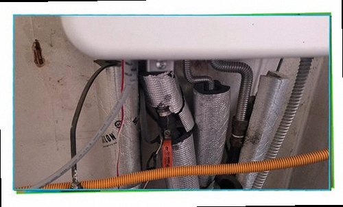 마포구 누수탐지 벽면 얼룩과 들뜬 마감재를 확인하는 현장 점검 모습