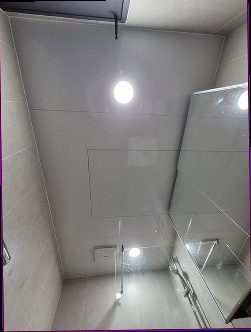 마포구 누수탐지 싱크대 하부장 내부의 수분 흔적과 배관 연결부 점검 모습