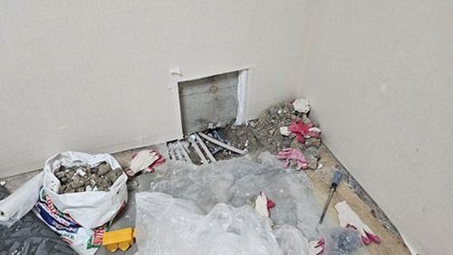 누수탐지 배관 주변과 욕실 줄눈을 육안으로 살펴보는 점검 장면