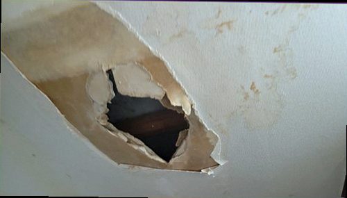 송파구 누수탐지 천장에 번진 얼룩과 벽지 들뜸을 확인하는 현장