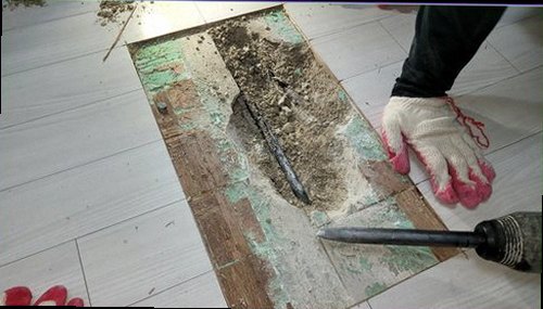 누수탐지 누수 원인으로 확인된 욕실 배관 연결부와 점검 표시