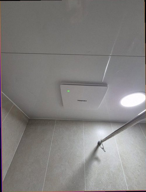 누수탐지 누수 탐지 장비로 화장실 벽과 바닥의 수분 변화를 측정하는 모습
