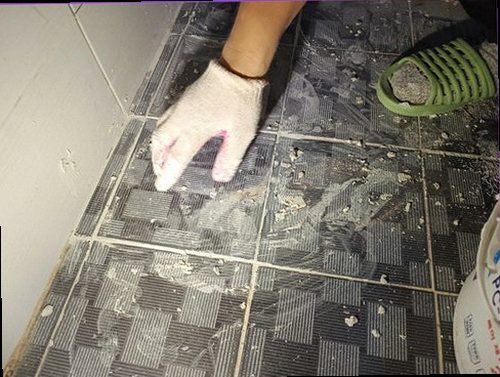 가평 누수탐지 누수 원인 확인 후 손상 부위의 건조와 복구 순서를 점검하는 모습