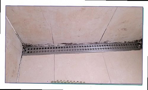 누수탐지 벽면 습기와 배관 주변 누수 흔적을 확인하는 모습