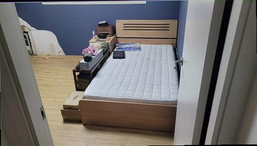 누수탐지 실내 바닥과 벽면의 누수 흔적을 확인하는 모습