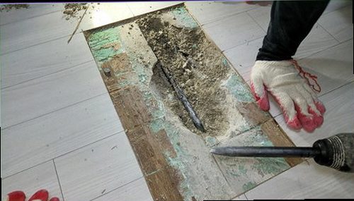 광명 누수탐지 누수 원인 확인 후 배관 연결부와 주변 마감 상태를 점검하는 모습