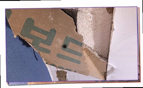 김포 누수탐지 수분 측정 장비로 천장과 벽면의 습도를 비교하는 장면