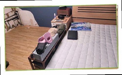 시흥 누수탐지 주방 싱크대 하부와 벽면의 습윤 상태를 확인하는 모습