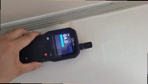 안성 누수탐지 욕실 바닥과 인접 벽면에 나타난 누수 흔적을 확인하는 모습