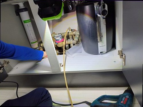 안성 누수탐지 천장 얼룩과 벽지 들뜸이 나타난 실내 현장