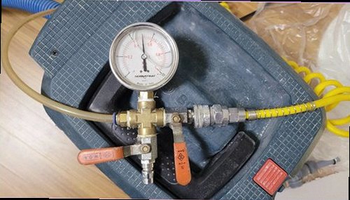 누수탐지 싱크대 아래장 내부의 변색과 들뜬 바닥판을 확인하는 모습