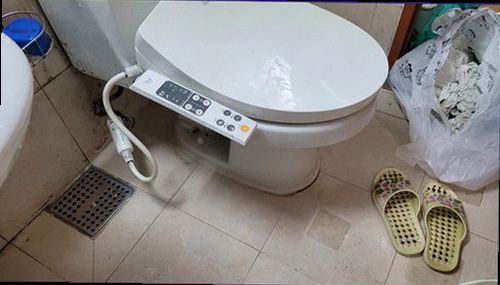 누수탐지 천장과 벽면의 누수 흔적을 확인하는 모습