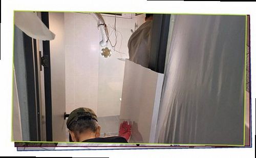 연천 누수탐지 천장 물자국과 벽면 습기를 확인하는 모습
