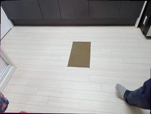 누수탐지 배관 보수 후 수분 수치와 마감 상태를 재확인하는 모습