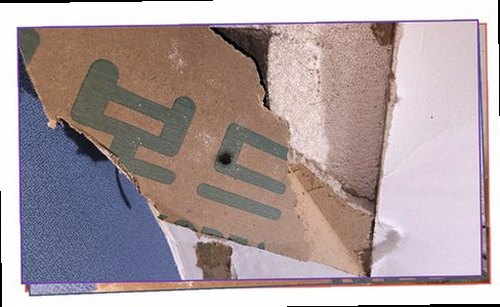 파주 누수탐지 점검 후 보일러 압력과 분배기 상태를 확인하는 모습