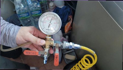 평택 누수탐지 천장과 벽면에 번진 누수 흔적을 확인하는 현장