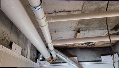 하남 누수탐지 천장 얼룩과 배관 주변을 확인하는 현장 점검 모습