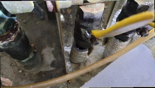 팔달구 누수탐지 배관 주변 수분 수치를 측정하고 기록하는 점검 장면