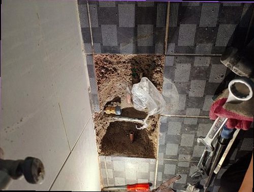 단원구 누수탐지 누수 원인 확인 후 복구 범위와 건조 상태를 점검하는 모습