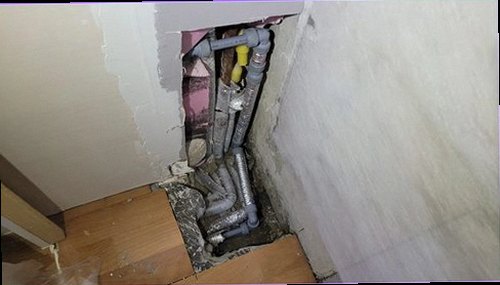 만세구 누수탐지 수도 계량기와 천장 얼룩을 함께 점검하는 장면